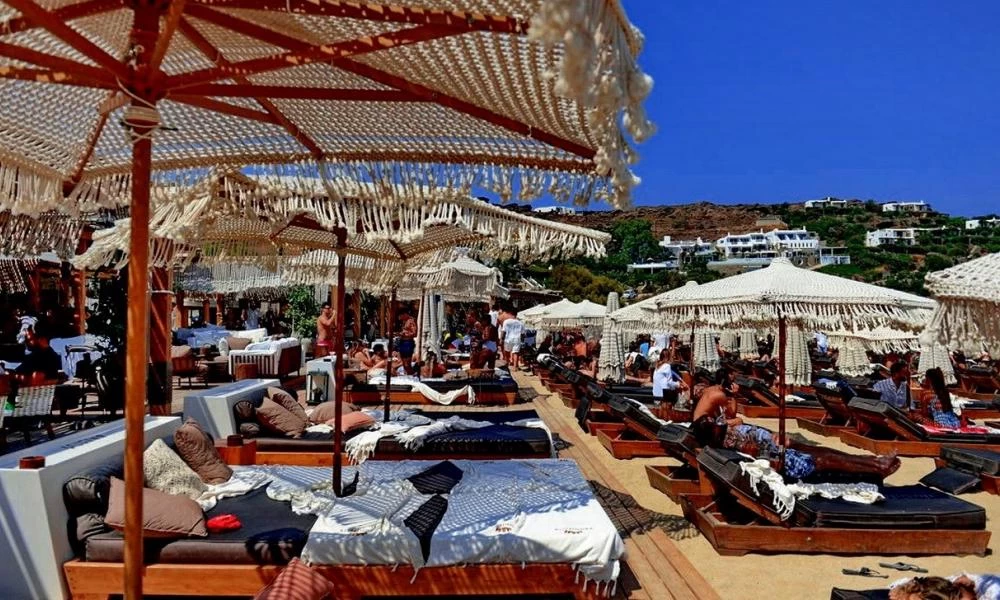 Καλοκαιρινή σεζόν: Άδεια νησιά, κλειστά μαγαζιά και εργαζόμενοι στον αέρα